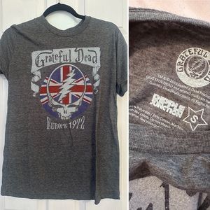 Vintage gray Grateful Dead tshirt.
